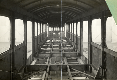 806035 Interieur van een in aanbouw zijnde bak van een Ck-rijtuig van een diesel-electrisch treinstel DE 3 (serie ...